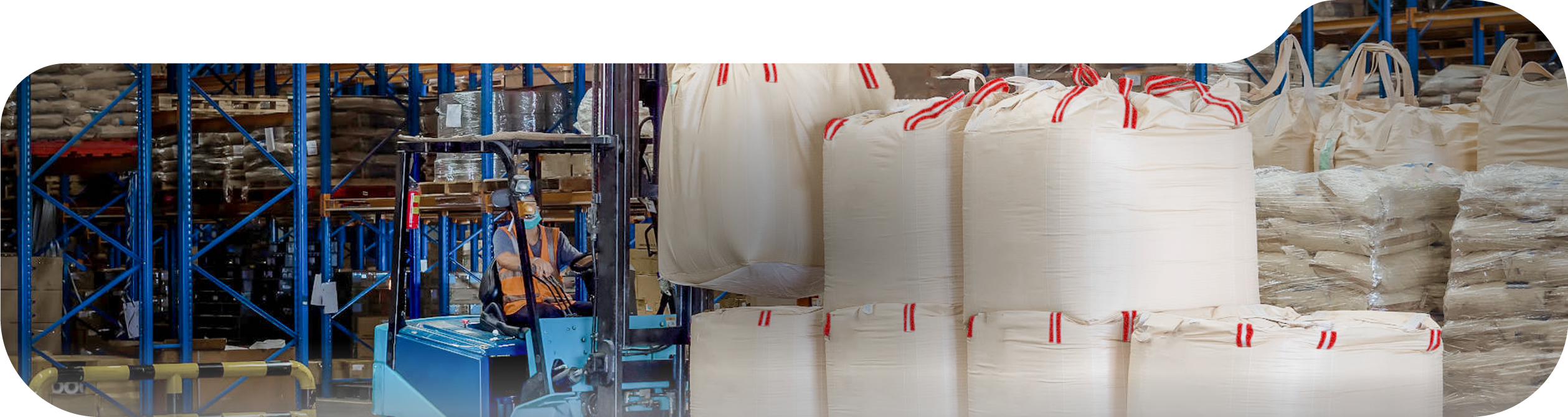 Big Bags NEGASAC en almacén con estanterías y montacargas
