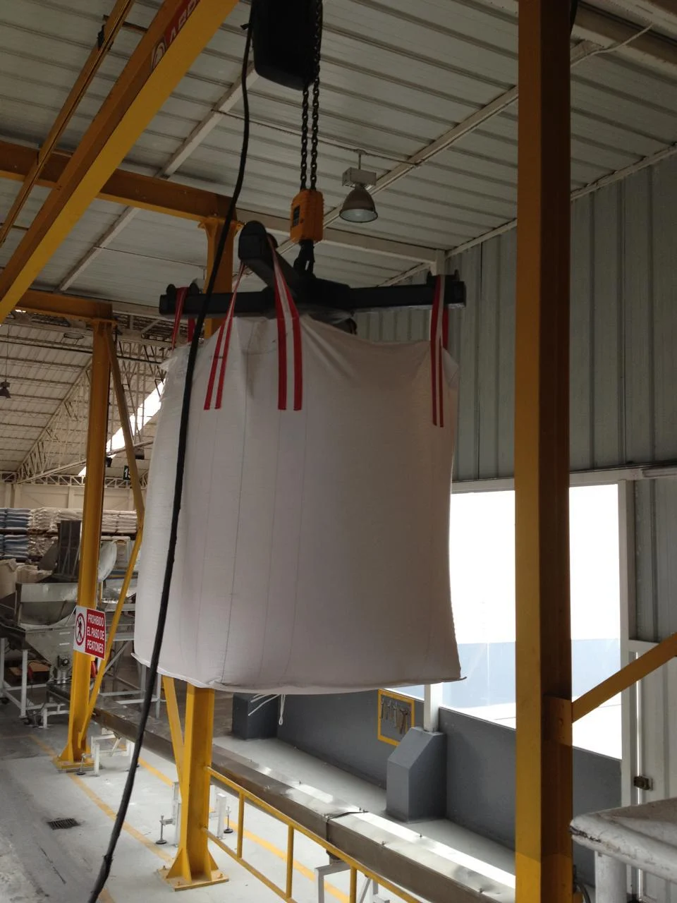 Izaje de un Big Bag en una planta de alimentos