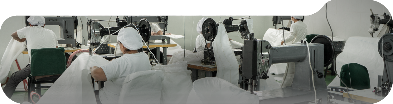 Operarias cosiendo Big Bags en máquinas industriales